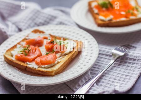 Sandwiches ou tapas de pain caviar rouge et poisson rouge avec micro verts, fruits de mer délicieux Banque D'Images