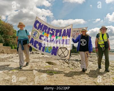 Newquay UK, Gannel River, Christian Climate action Group débute un pèlerinage de quatre jours à pied à la conférence du G7 de la baie Carbis pour protester contre le changement climatique. En partant de Newquay, ils traversent la rivière Gannel vers Crantock. La police du G7 intervient et conseille les marcheurs. Camping sur le chemin ils suivront les anciennes routes de pèlerinage chrétien . 8 juin 2021. Crédit : Robert Taylor/Alay Live News Banque D'Images