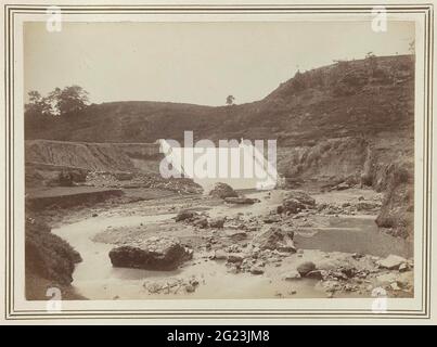 Pâte et cascade. Chute d'eau dans un barrage nouvellement construit. Vue sur le barrage depuis l'ancien lit de la rivière. Partie de l'album photo offert à J.M. Pijnacker Hardijk à son départ de Jogyakarta en 1886. Banque D'Images