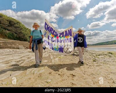 Newquay UK, Gannel River, Christian Climate action Group débute un pèlerinage de quatre jours à pied à la conférence du G7 de la baie Carbis pour protester contre le changement climatique. En partant de Newquay, ils traversent la rivière Gannel vers Crantock. La police du G7 intervient et conseille les marcheurs. Camping sur le chemin ils suivront les anciennes routes de pèlerinage chrétien . 8 juin 2021. Crédit : Robert Taylor/Alay Live News Banque D'Images