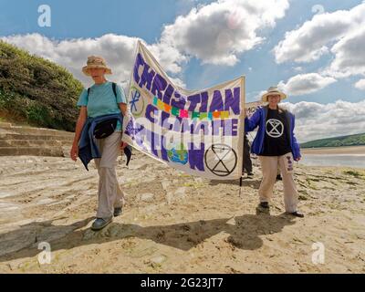 Newquay UK, Gannel River, Christian Climate action Group débute un pèlerinage de quatre jours à pied à la conférence du G7 de la baie Carbis pour protester contre le changement climatique. En partant de Newquay, ils traversent la rivière Gannel vers Crantock. La police du G7 intervient et conseille les marcheurs. Camping sur le chemin ils suivront les anciennes routes de pèlerinage chrétien . 8 juin 2021. Crédit : Robert Taylor/Alay Live News Banque D'Images