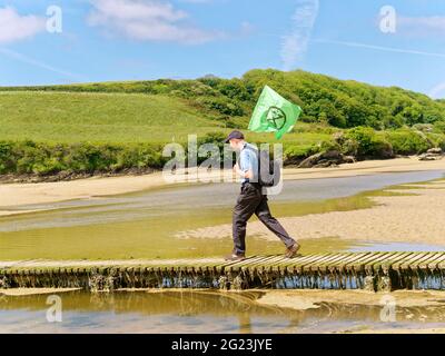 Newquay UK, Gannel River, Christian Climate action Group débute un pèlerinage de quatre jours à pied à la conférence du G7 de la baie Carbis pour protester contre le changement climatique. En partant de Newquay, ils traversent la rivière Gannel vers Crantock. La police du G7 intervient et conseille les marcheurs. Camping sur le chemin ils suivront les anciennes routes de pèlerinage chrétien . 8 juin 2021. Crédit : Robert Taylor/Alay Live News Banque D'Images