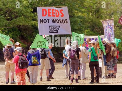 Newquay UK, Gannel River, Christian Climate action Group débute un pèlerinage de quatre jours à pied à la conférence du G7 de la baie Carbis pour protester contre le changement climatique. En partant de Newquay, ils traversent la rivière Gannel vers Crantock. La police du G7 intervient et conseille les marcheurs. Camping sur le chemin ils suivront les anciennes routes de pèlerinage chrétien . 8 juin 2021. Crédit : Robert Taylor/Alay Live News Banque D'Images