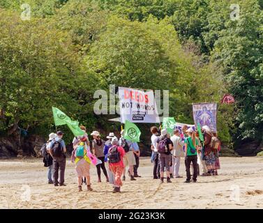 Newquay UK, Gannel River, Christian Climate action Group débute un pèlerinage de quatre jours à pied à la conférence du G7 de la baie Carbis pour protester contre le changement climatique. En partant de Newquay, ils traversent la rivière Gannel vers Crantock. La police du G7 intervient et conseille les marcheurs. Camping sur le chemin ils suivront les anciennes routes de pèlerinage chrétien . 8 juin 2021. Crédit : Robert Taylor/Alay Live News Banque D'Images