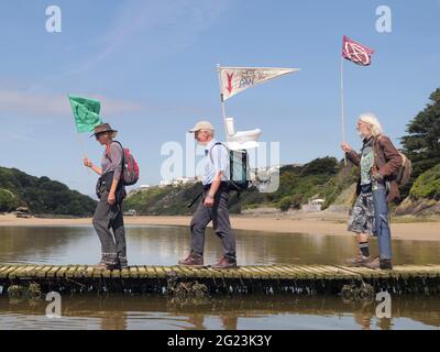 Newquay UK, Gannel River, Christian Climate action Group débute un pèlerinage de quatre jours à pied à la conférence du G7 de la baie Carbis pour protester contre le changement climatique. En partant de Newquay, ils traversent la rivière Gannel vers Crantock. La police du G7 intervient et conseille les marcheurs. Camping sur le chemin ils suivront les anciennes routes de pèlerinage chrétien . 8 juin 2021. Crédit : Robert Taylor/Alay Live News Banque D'Images