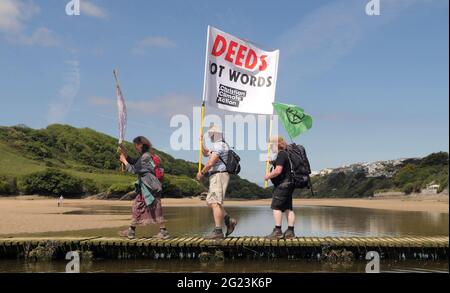 Newquay UK, Gannel River, Christian Climate action Group débute un pèlerinage de quatre jours à pied à la conférence du G7 de la baie Carbis pour protester contre le changement climatique. En partant de Newquay, ils traversent la rivière Gannel vers Crantock. La police du G7 intervient et conseille les marcheurs. Camping sur le chemin ils suivront les anciennes routes de pèlerinage chrétien . 8 juin 2021. Crédit : Robert Taylor/Alay Live News Banque D'Images