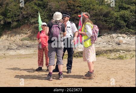 Newquay UK, Gannel River, Christian Climate action Group débute un pèlerinage de quatre jours à pied à la conférence du G7 de la baie Carbis pour protester contre le changement climatique. En partant de Newquay, ils traversent la rivière Gannel vers Crantock. La police du G7 intervient et conseille les marcheurs. Camping sur le chemin ils suivront les anciennes routes de pèlerinage chrétien . 8 juin 2021. Crédit : Robert Taylor/Alay Live News Banque D'Images