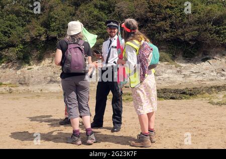 Newquay UK, Gannel River, Christian Climate action Group débute un pèlerinage de quatre jours à pied à la conférence du G7 de la baie Carbis pour protester contre le changement climatique. En partant de Newquay, ils traversent la rivière Gannel vers Crantock. La police du G7 intervient et conseille les marcheurs. Camping sur le chemin ils suivront les anciennes routes de pèlerinage chrétien . 8 juin 2021. Crédit : Robert Taylor/Alay Live News Banque D'Images