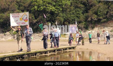 Newquay UK, Gannel River, Christian Climate action Group débute un pèlerinage de quatre jours à pied à la conférence du G7 de la baie Carbis pour protester contre le changement climatique. En partant de Newquay, ils traversent la rivière Gannel vers Crantock. La police du G7 intervient et conseille les marcheurs. Camping sur le chemin ils suivront les anciennes routes de pèlerinage chrétien . 8 juin 2021. Crédit : Robert Taylor/Alay Live News Banque D'Images