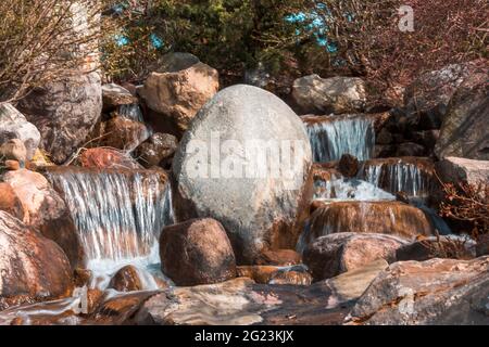 Petite cascade qui coule sur les rochers Banque D'Images