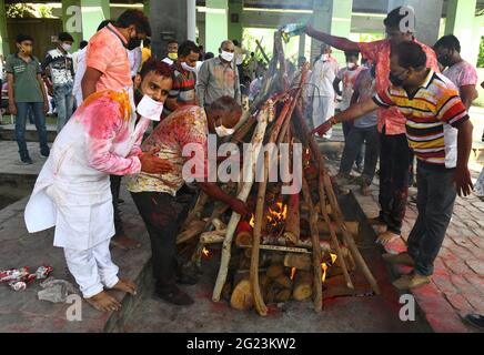 Beawar, Inde. 08 juin 2021. Les dévotés exécutent les derniers rites d'un national Jain Saddvi Kamla Kanwar (85), au crématorium hindou de Beawar. Elle est décédée lundi soir après 49 jours de Santhara (jeûne). Le vice-président national de BJP et l'ancien ministre en chef de Rajasthan, Vassundhara Rawe, ont fait part de leurs condoléances. (Photo de Sumit Saraswat/Pacific Press) crédit: Pacific Press Media production Corp./Alay Live News Banque D'Images