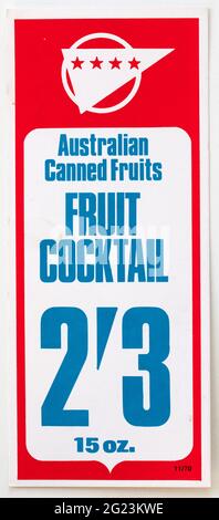 Étiquettes d'affichage des prix publicitaires de la boutique des années 1970 - cocktail de fruits Banque D'Images