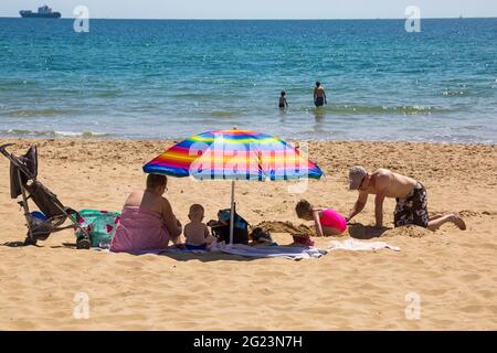 Bournemouth, Dorset, Royaume-Uni. 8 juin 2021. Météo britannique : après-midi chaud et ensoleillé sur les plages de Bournemouth, tandis que les amateurs de soleil se dirigent vers le bord de mer pour profiter du soleil. Crédit : Carolyn Jenkins/Alay Live News Banque D'Images