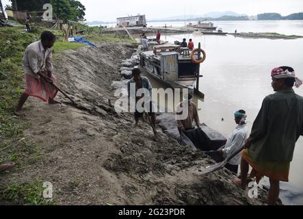 Guwahati, Guwahati, Inde. 8 juin 2021. Le travailleur met des sacs de sable sur la rive du fleuve Brahmaputra pour contrôler l'érosion des sols avant la saison de la mousson à Guwahati Assam Inde le mardi 8 juin 2021 crédit: Dasarath Deka/ZUMA Wire/Alay Live News Banque D'Images