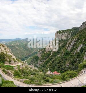 Vue panoramique sur la vallée de la rivière Llobregat depuis l'abbaye de Montserrat, en Espagne. Banque D'Images