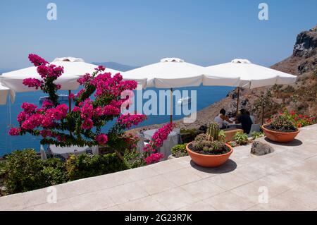 Belle terrasse avec vue sur la mer sur l'île de Santorin Banque D'Images