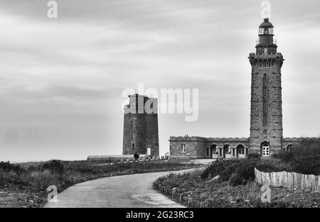 Plevenon (Bretagne, nord-ouest de la France) : la pointe du cap Frehel. L'ancien et le nouveau phare Banque D'Images