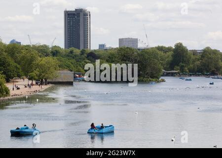 Météo au Royaume-Uni, 8 juin 2021 : à Hyde Park, Londres, les gens profitent du soleil avec des pédallos, dans les cafés, en faisant de l'exercice ou à vélo. Les températures sont définies pour monter dans les 20 secondes plus tard cette semaine. Anna Watson/Alay Live News Banque D'Images