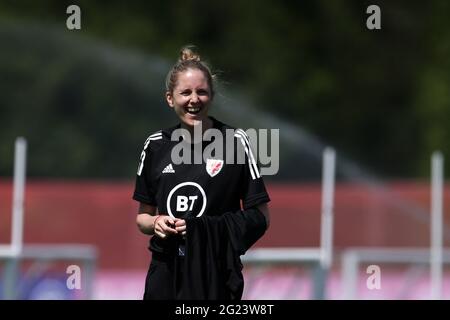 Cardiff, pays de Galles, Royaume-Uni. 8 juin 2021. Hensol, Royaume-Uni. 08 juin 2021. Gemma Grainger, l'entraîneur-directeur de l'équipe féminine de football du pays de Galles, se penche sur la séance d'entraînement de l'équipe nationale féminine de football du pays de Galles à Hensol, près de Cardiff, le mardi 8 juin 2021. L'équipe se prépare à l'approche de son match contre l'Écosse la semaine prochaine. Usage éditorial seulement, photo par Andrew Orchardl/Andrew Orchard sports photographie/Alamy Live News crédit: Andrew Orchard sports photographie/Alamy Live News Banque D'Images