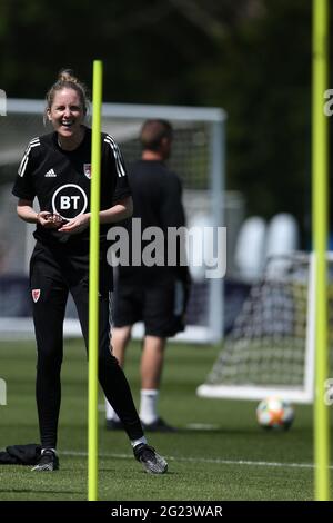 Cardiff, pays de Galles, Royaume-Uni. 8 juin 2021. Hensol, Royaume-Uni. 08 juin 2021. Gemma Grainger, l'entraîneur-directeur de l'équipe féminine de football du pays de Galles, se penche sur la séance d'entraînement de l'équipe nationale féminine de football du pays de Galles à Hensol, près de Cardiff, le mardi 8 juin 2021. L'équipe se prépare à l'approche de son match contre l'Écosse la semaine prochaine. Usage éditorial seulement, photo par Andrew Orchardl/Andrew Orchard sports photographie/Alamy Live News crédit: Andrew Orchard sports photographie/Alamy Live News Banque D'Images