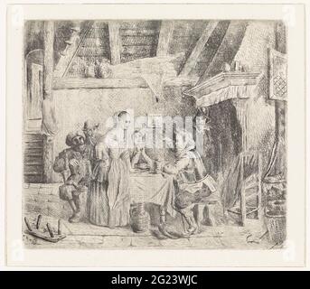 L'homme parle à une entreprise. Un homme à une table de cuisine parle à une compagnie d'écoute attentive. Une grande cheminée derrière lui. Au sol, une carafe, des paniers, une hache et un tabouret fermé. Banque D'Images
