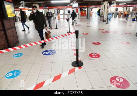 Milan, Cadorna station et l'intérieur de la ligne rouge de métro (Milan - 2021-01-22, Duilio Piaggesi) p.s. la foto e' utilizzabile nel rispetto del co Banque D'Images