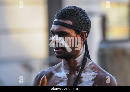 Un aborigène australien effectue un spectacle de rue avec des instruments de vent traditionnels dans le port de Sydney Banque D'Images