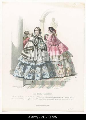 Les modes Parisiennes, 1856, N° 673: Peignoirs et sorties (...). Deux femmes, dont une vue à l'arrière, dans une salle. Selon la légende: Ballades et des "sortions" pour un bal du Leclerc Collot. Ci-dessous quelques règles du texte publicitaire pour différents produits. Imprimé du magazine de mode les modes parisiennes (1843-1885). Banque D'Images