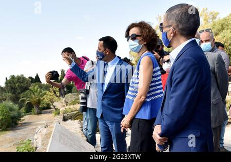 Tunis, Tunisie. 08 juin 2021. Le Directeur général de l'UNESCO, Audrey Azoulay (C), visite le site archéologique de Carthage dans la capitale Tunis. Le Directeur général de l'UNESCO, Audrey Azoulay, visite du site archéologique de Carthage en compagnie de Habib Ammar, Ministre tunisien du Tourisme et Ministre par intérim des Affaires culturelles, et de l'Ambassadeur Ghazi Gherairi. Crédit : SOPA Images Limited/Alamy Live News Banque D'Images