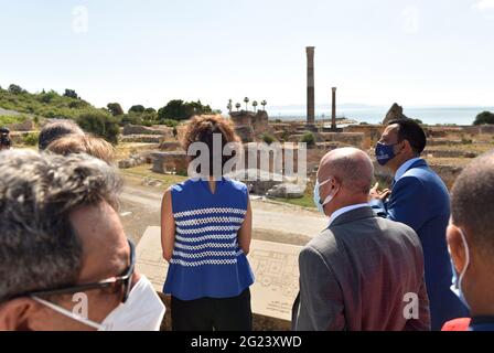 Tunis, Tunisie. 08 juin 2021. Le Directeur général de l'UNESCO, Audrey Azoulay (C), visite le site archéologique de Carthage dans la capitale Tunis. Le Directeur général de l'UNESCO, Audrey Azoulay, visite du site archéologique de Carthage en compagnie de Habib Ammar, Ministre tunisien du Tourisme et Ministre par intérim des Affaires culturelles, et de l'Ambassadeur Ghazi Gherairi. Crédit : SOPA Images Limited/Alamy Live News Banque D'Images