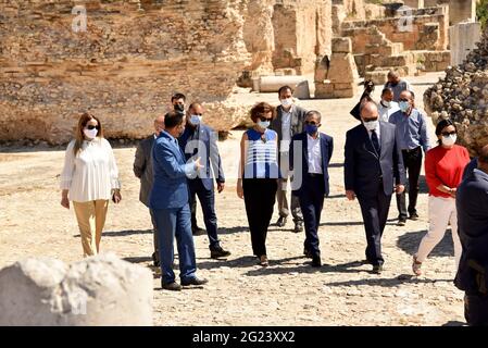 Tunis, Tunisie. 08 juin 2021. Le Directeur général de l'UNESCO, Audrey Azoulay (C), visite le site archéologique de Carthage dans la capitale Tunis. Le Directeur général de l'UNESCO, Audrey Azoulay, visite du site archéologique de Carthage en compagnie de Habib Ammar, Ministre tunisien du Tourisme et Ministre par intérim des Affaires culturelles, et de l'Ambassadeur Ghazi Gherairi. Crédit : SOPA Images Limited/Alamy Live News Banque D'Images
