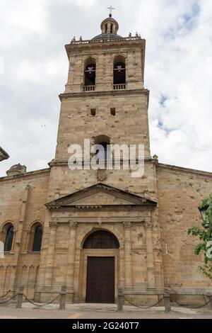 Cuidad Rodrigo / Espagne - 05 13 2021: Vue majestueuse sur le bâtiment emblématique de l'architecture romane espagnole à la Catedral Santa Maria de Ciudad Banque D'Images