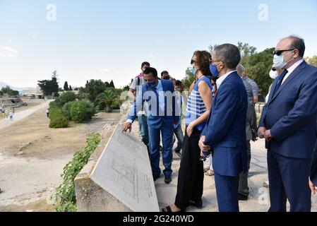 Tunis, Tunisie. 08 juin 2021. Le Directeur général de l'UNESCO, Audrey Azoulay (C), visite le site archéologique de Carthage dans la capitale Tunis. Le Directeur général de l'UNESCO, Audrey Azoulay, visite du site archéologique de Carthage en compagnie de Habib Ammar, Ministre tunisien du Tourisme et Ministre par intérim des Affaires culturelles, et de l'Ambassadeur Ghazi Gherairi. (Photo de Jdidi Wassim/SOPA Images/Sipa USA) crédit: SIPA USA/Alay Live News Banque D'Images