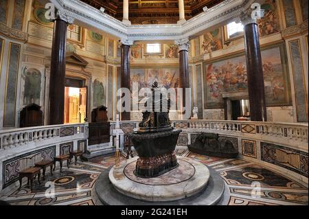 Italie, Rome, San Giovanni in Laterano, Battistero Lateranense, baptistère Banque D'Images