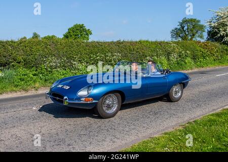 1964 60 s bleu Jaguar E Type 3781 cc essence, en route vers le salon automobile classique Capesthorne Hall, Cheshire, Royaume-Uni Banque D'Images
