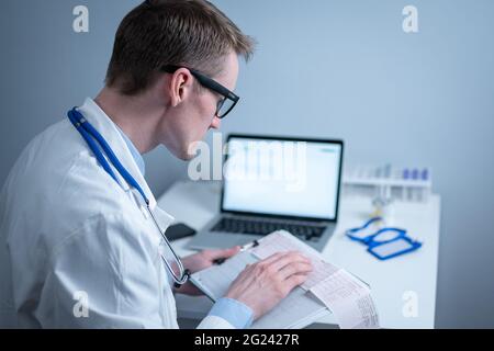 Sujet de la vérification rapide de la maladie cardiaque. Maladie cardiaque infarctus du myocarde. Médecin analysant l'électrocardiogramme au bureau de l'hôpital Banque D'Images