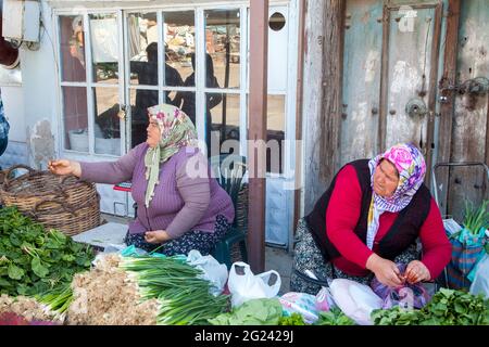 Kula,Manisa/Turquie - 04/18/2016 :marché agricole turc, femmes paysannes Banque D'Images