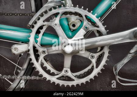 Gros plan sur le dérailleur d'un vélo de course bleu clair des années soixante-dix Banque D'Images