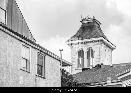 LA NOUVELLE-ORLÉANS, LA, Etats-Unis - 24 MAI 2021 : photo en noir et blanc de Cupola et du toit sur la maison dans le quartier Uptown Banque D'Images