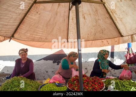 Kula,Manisa/Turquie - 04/18/2016:marché agricole turc, femmes paysannes Banque D'Images