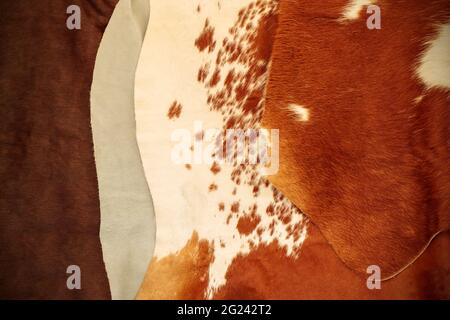 Pile de différents marron avec des peaux de vache blanches Banque D'Images