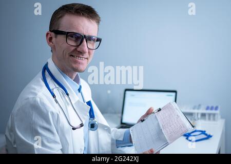 Sujet de la vérification rapide de la maladie cardiaque. Maladie cardiaque infarctus du myocarde. Médecin analysant l'électrocardiogramme au bureau de l'hôpital Banque D'Images