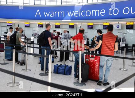 Londres, Royaume-Uni. 08 juin 2021. Les passagers arrivant à Heathrow au Portugal se déplacent sur la liste orange. De nombreux passagers n'ont pas pu prendre un avion avant la date limite de 4 heures du matin. Les dispositions relatives aux voyages seront mises à jour par le gouvernement. Les vacanciers britanniques du Portugal reviennent chez eux avant que le pays ne soit ajouté à la liste des voyageurs ambrés du Royaume-Uni, alors que les inquiétudes se font sentir à propos de la montée des cas Covid. À partir de 04 h 00 BST, mardi, le Portugal sera retiré de la liste verte, et les rapatriés seront faits pour s'isoler pendant 10 jours et prendre deux tests PCR. Crédit : Mark Thomas/Alay Live News Banque D'Images