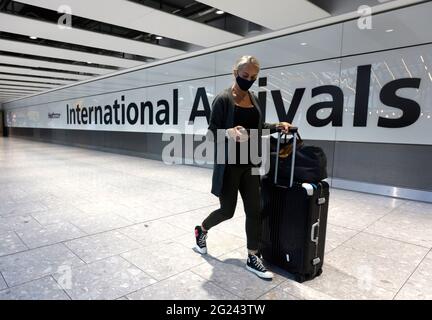 Londres, Royaume-Uni. 08 juin 2021. Les passagers arrivant à Heathrow au Portugal se déplacent sur la liste orange. De nombreux passagers n'ont pas pu prendre un avion avant la date limite de 4 heures du matin. Les dispositions relatives aux voyages seront mises à jour par le gouvernement. Les vacanciers britanniques du Portugal reviennent chez eux avant que le pays ne soit ajouté à la liste des voyageurs ambrés du Royaume-Uni, alors que les inquiétudes se font sentir à propos de la montée des cas Covid. À partir de 04 h 00 BST, mardi, le Portugal sera retiré de la liste verte, et les rapatriés seront faits pour s'isoler pendant 10 jours et prendre deux tests PCR. Crédit : Mark Thomas/Alay Live News Banque D'Images