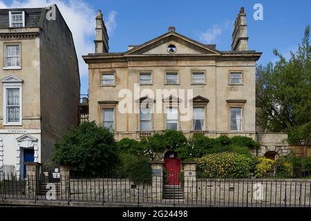 Bâtiments historiques le long du Paragon, une rue historique de la ville de Bath, classée au patrimoine mondial, à Somerset, au Royaume-Uni Banque D'Images