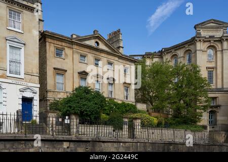 Bâtiments historiques le long du Paragon, une rue historique de la ville de Bath, classée au patrimoine mondial, à Somerset, au Royaume-Uni Banque D'Images