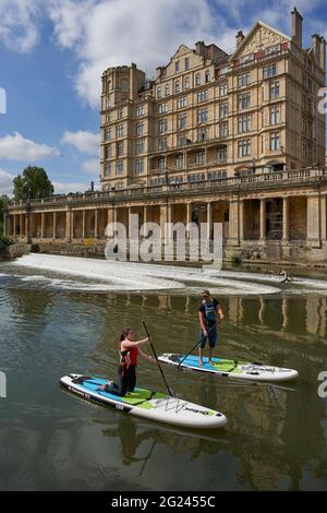 Paddle-board sur la rivière Avon qui traverse la ville de Bath, classée au patrimoine mondial, à Somerset, au Royaume-Uni Banque D'Images