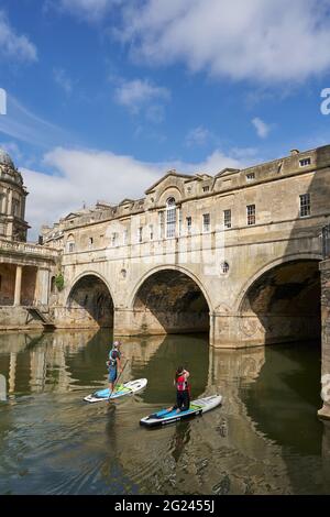 Paddle-board sur la rivière Avon qui traverse la ville de Bath, classée au patrimoine mondial, à Somerset, au Royaume-Uni Banque D'Images