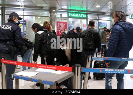 Naples, Covid arrivée d'urgence à la gare centrale de Naples pour l'exode du Nord avant le confinement pour la période de Noël (Naples - 2020- Banque D'Images