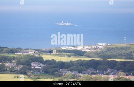 Brea, Camborne, Cornwall, Royaume-Uni, 8 juin 2021, le HMS Northumberland (F238) est visible depuis le sommet de Carn Brae, patrouilant le long de la côte près de la baie de Carbis, en prévision du sommet du G7 qui a lieu vendredi et samedi. Les vues sont spectaculaires depuis le sommet de la colline de la mer et la campagne environnante, un ciel bleu clair vous permet de voir sur des kilomètres. Crédit : Keith Larby/Alay Live News Banque D'Images